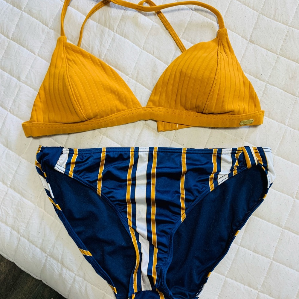 Size M Roxy brand bikini